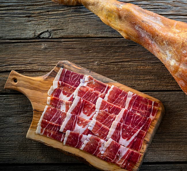 jamón ibérico plato madera uvas