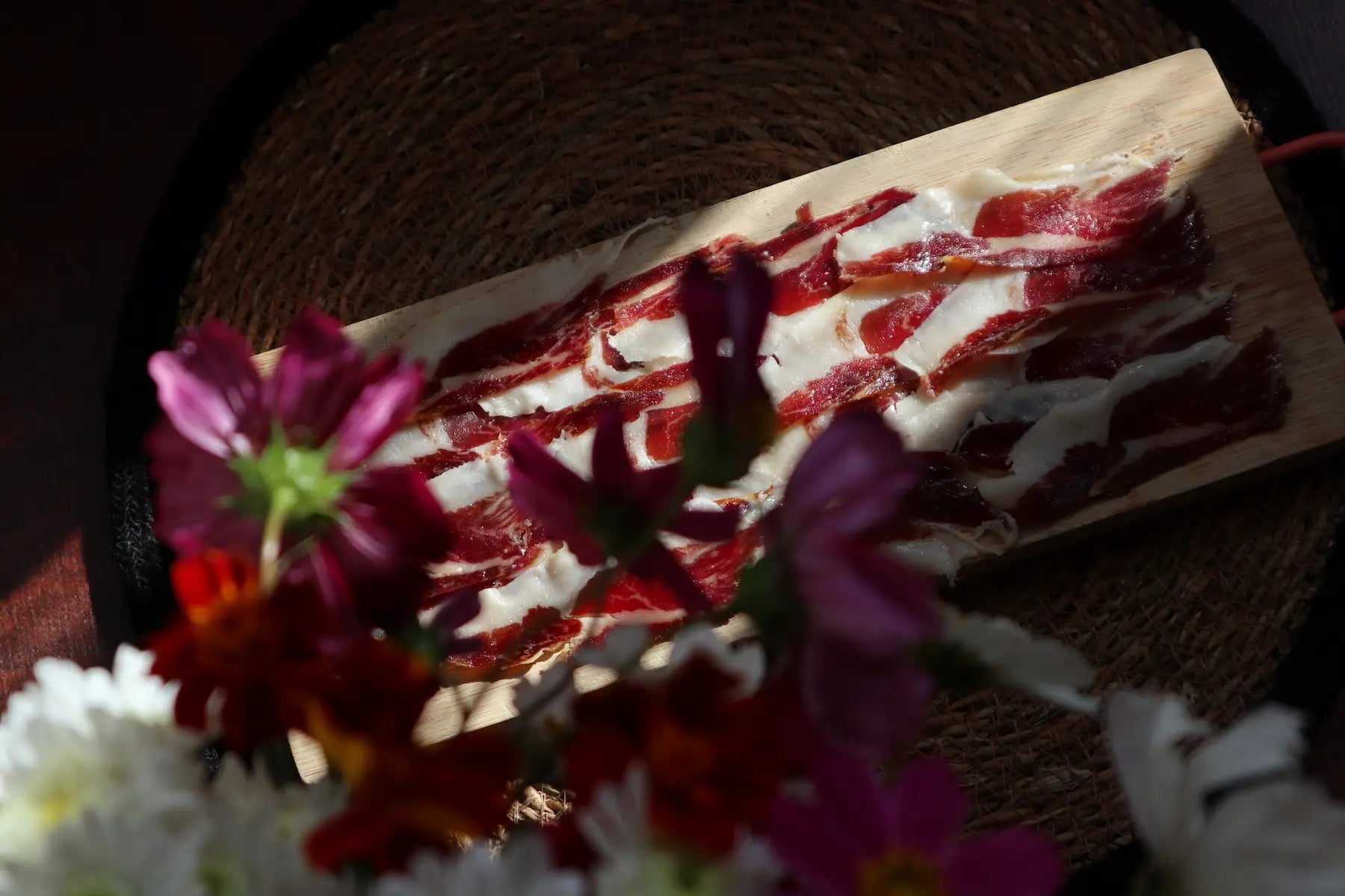 jamón ibérico plato madera uvas