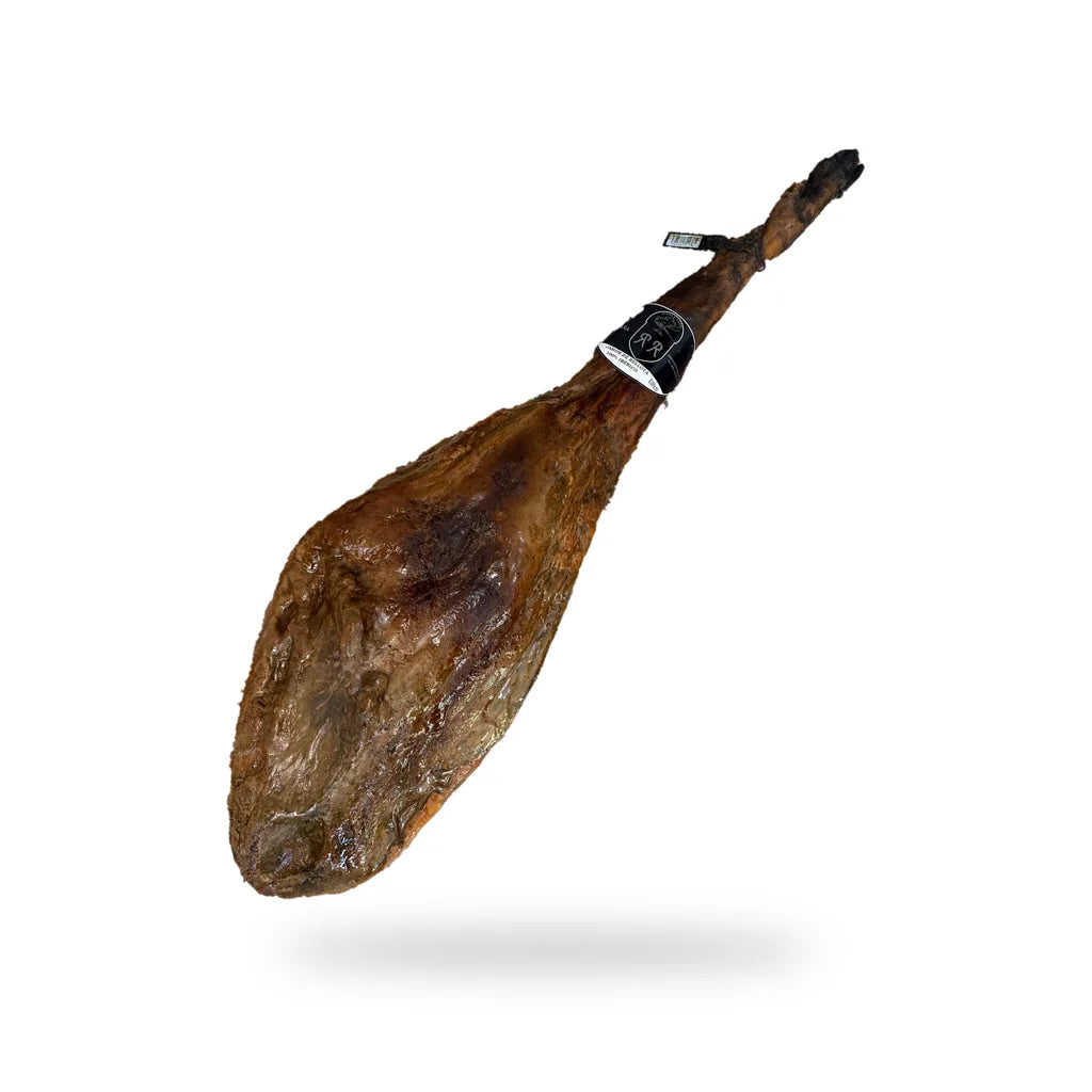Jamón de bellota 100% ibérico entero, inclinado en diagonal, con la etiqueta RR en la caña.