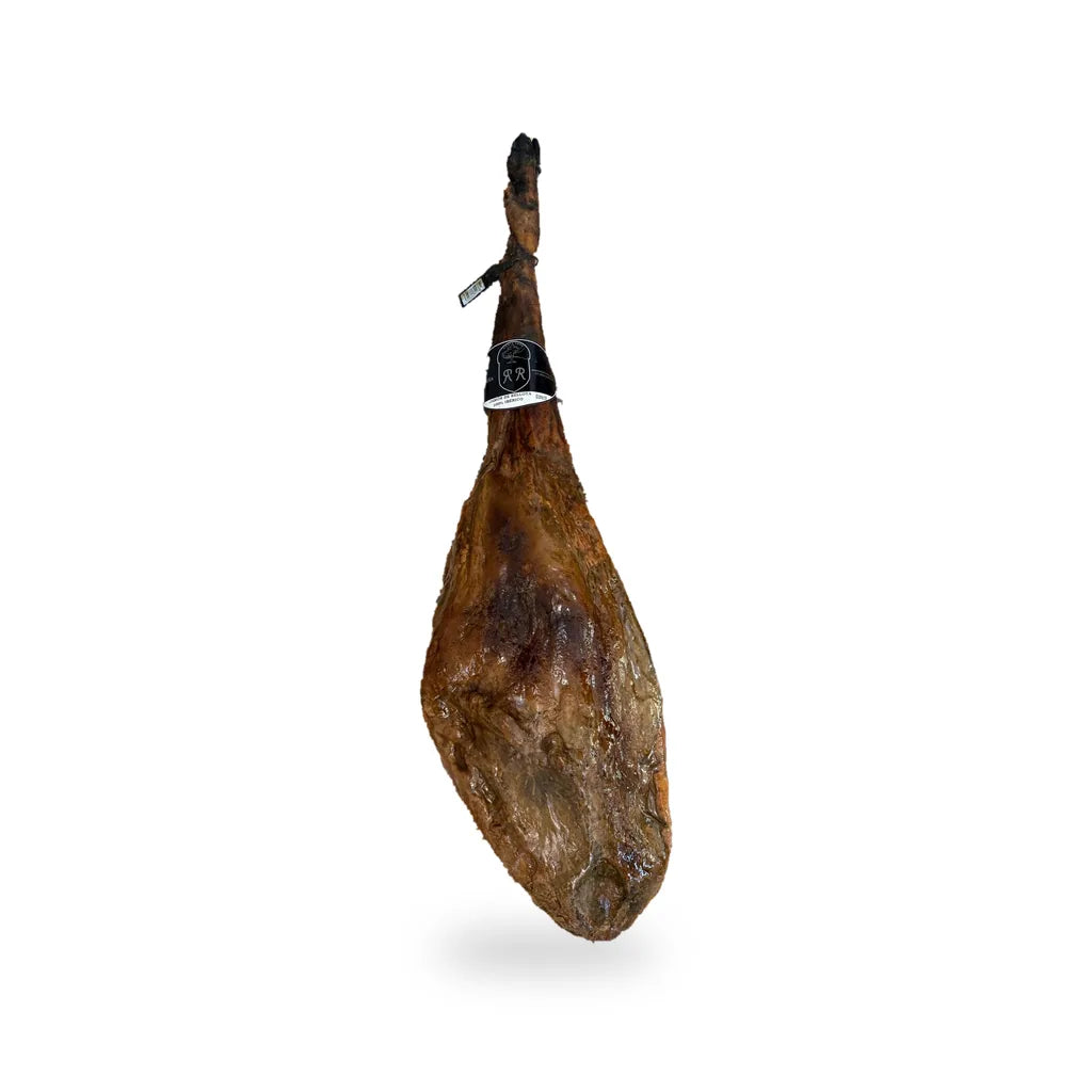 Jamón de bellota 100% ibérico entero, en vertical, con la etiqueta RR en la caña.